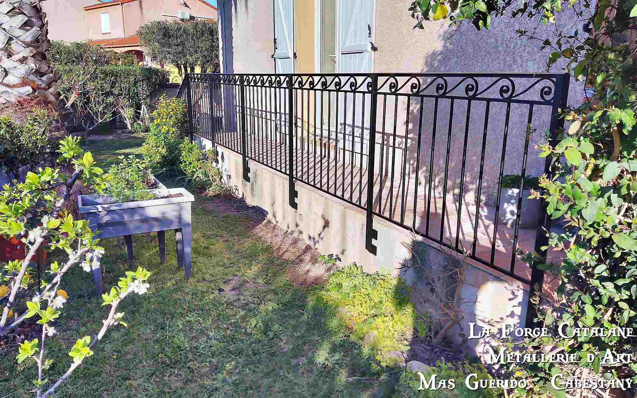 garde corps  barreaudage droit frise avec volutes forge catalane.jpg